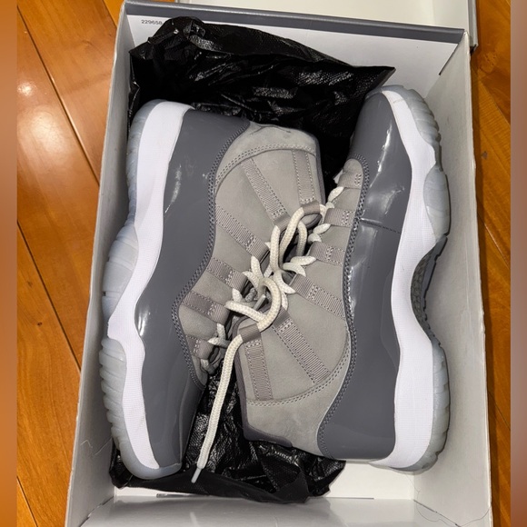 Air Jordan 11 Retro Cool Grey Mens Size 7.5, Womens size 9 with box